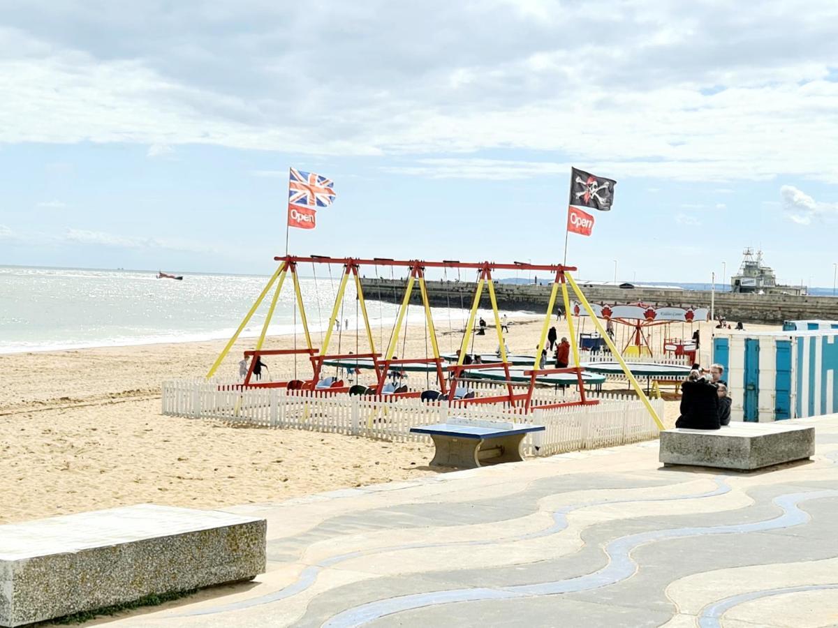 Vitamin Sea Beachfront Apartment Ramsgate - Sleeps 4 Exterior foto